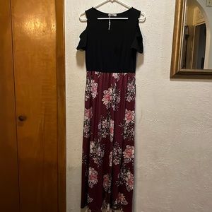 Floral open shoulder maxi dress with pockets.